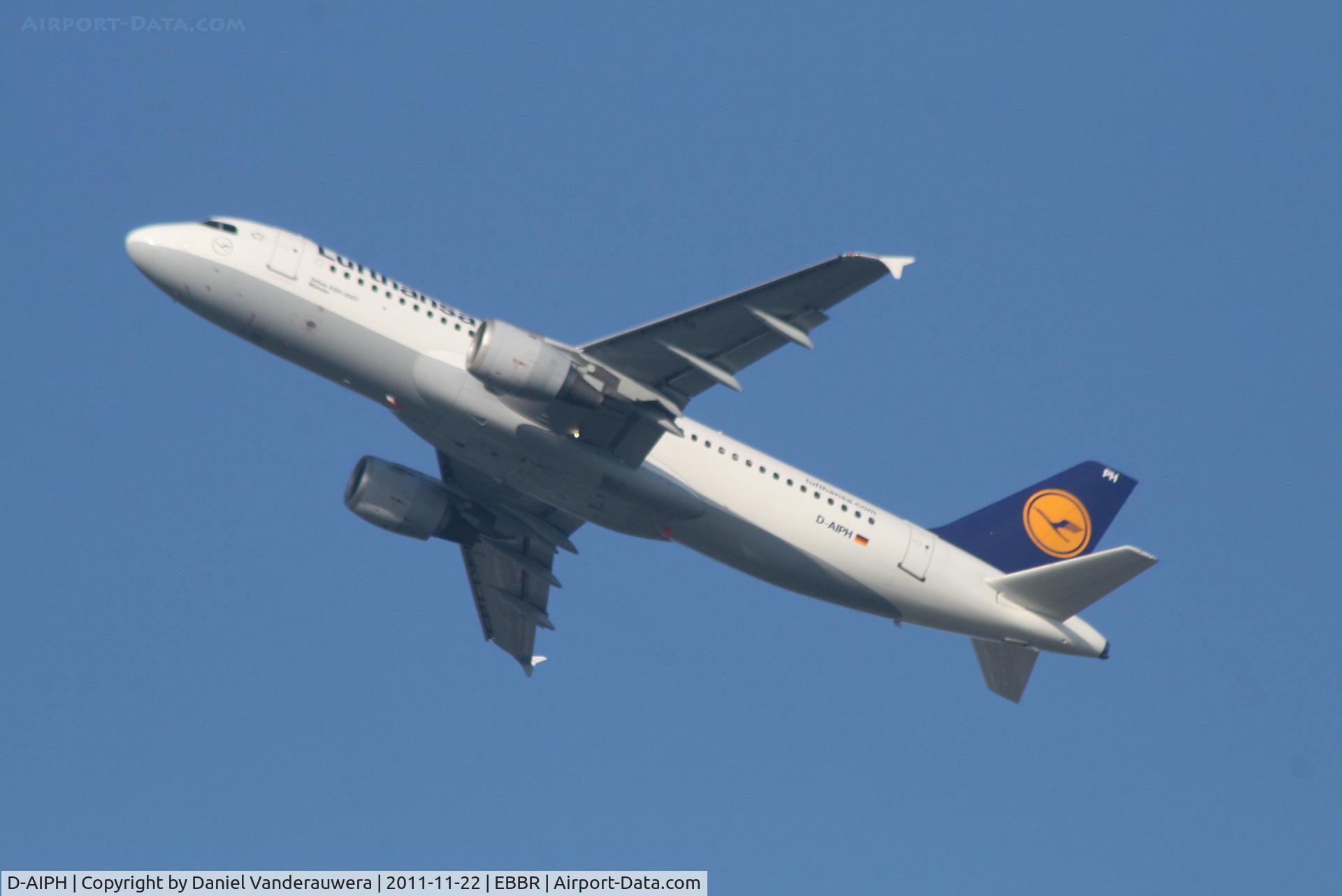 D-AIPH, 1989 Airbus A320-211 C/N 0086, Flight LH2287 is climbing from RWY 25R