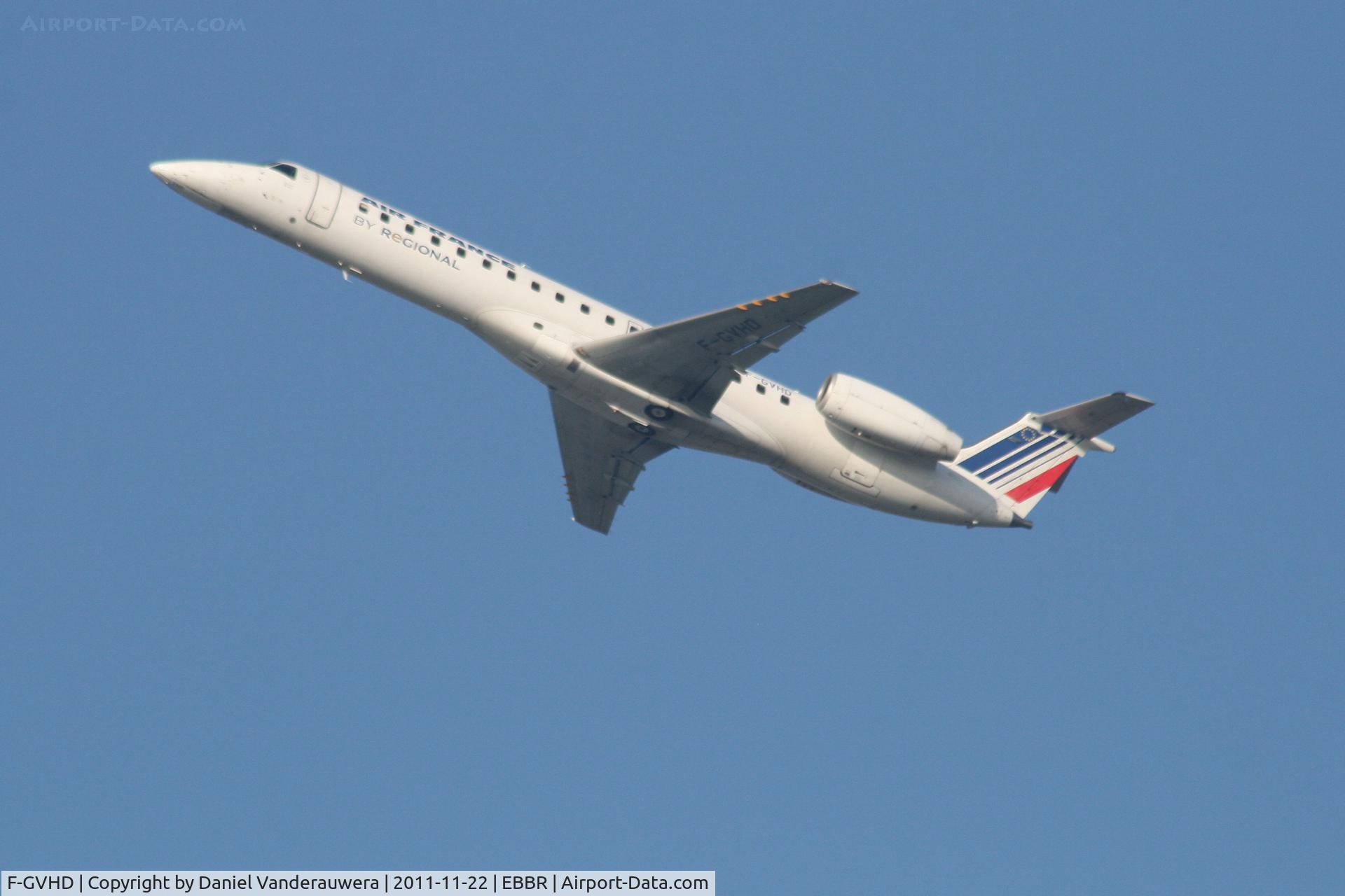 F-GVHD, 1999 Embraer ERJ-145LR (EMB-145LR) C/N 145178, Flight AF5403 is climbing from RWY 25R