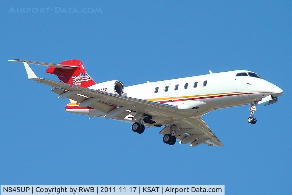 N845UP, 2005 Bombardier Challenger 300 (BD-100-1A10) C/N 20081, Landing 12L