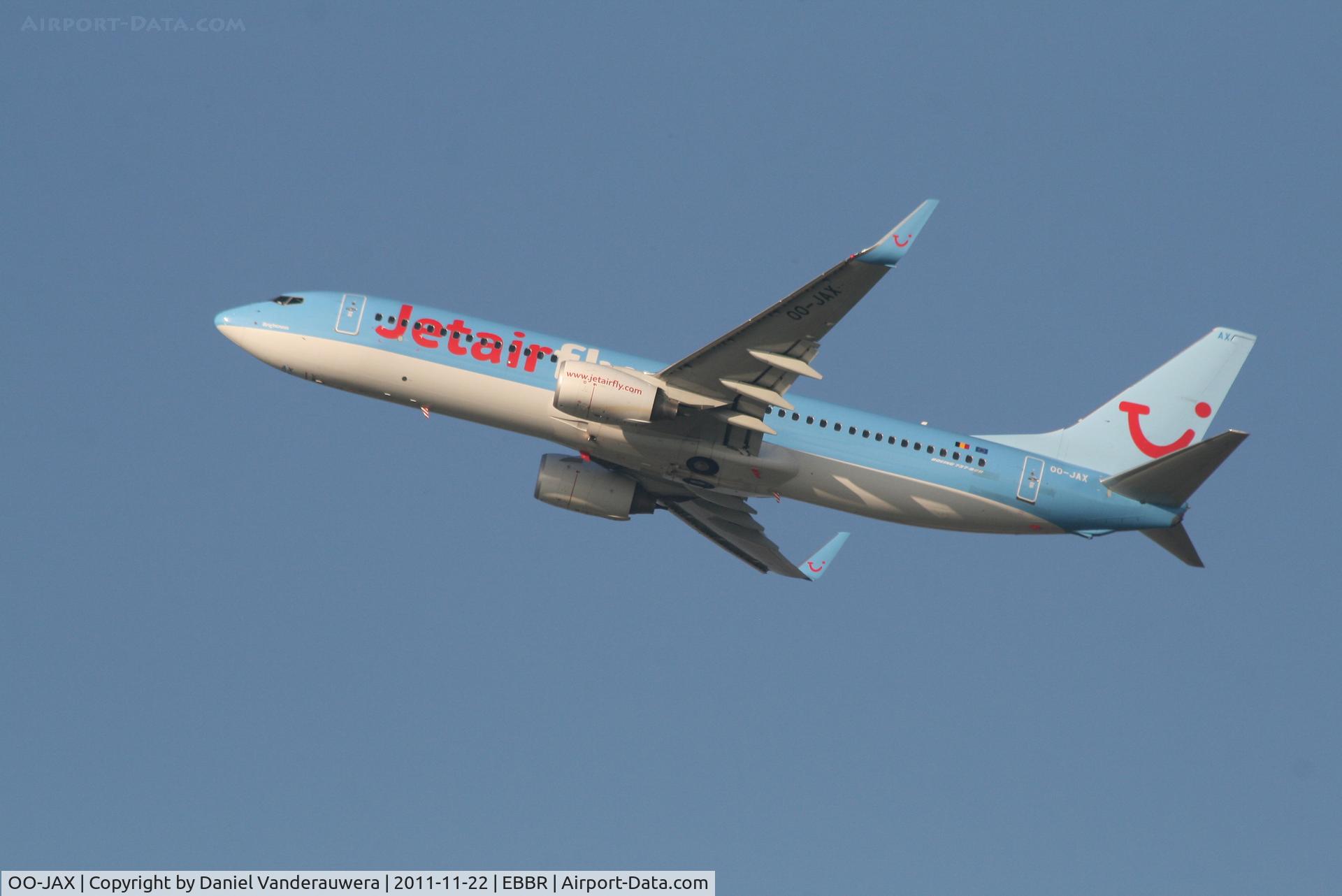 OO-JAX, 2010 Boeing 737-8K5 C/N 37238, Flight JAF2093 is climbing from RWY 25R