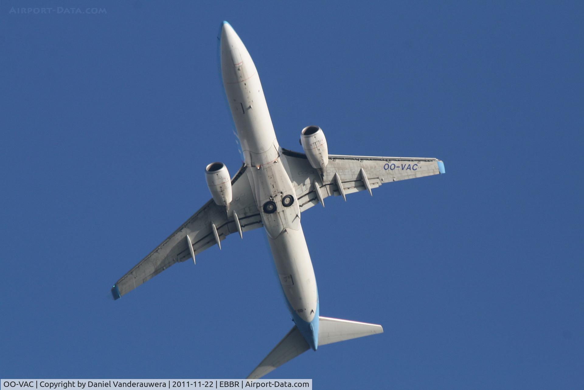 OO-VAC, 2003 Boeing 737-8BK C/N 33014, Climbing from RWY 25R