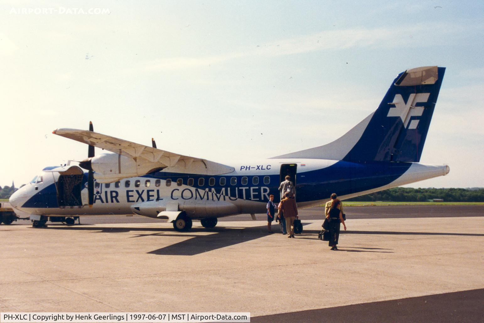 PH-XLC, 1987 ATR 42-320 C/N 060, Air Exel Commuter , pax boarding for Domestic flt Maastricht - Schiphol