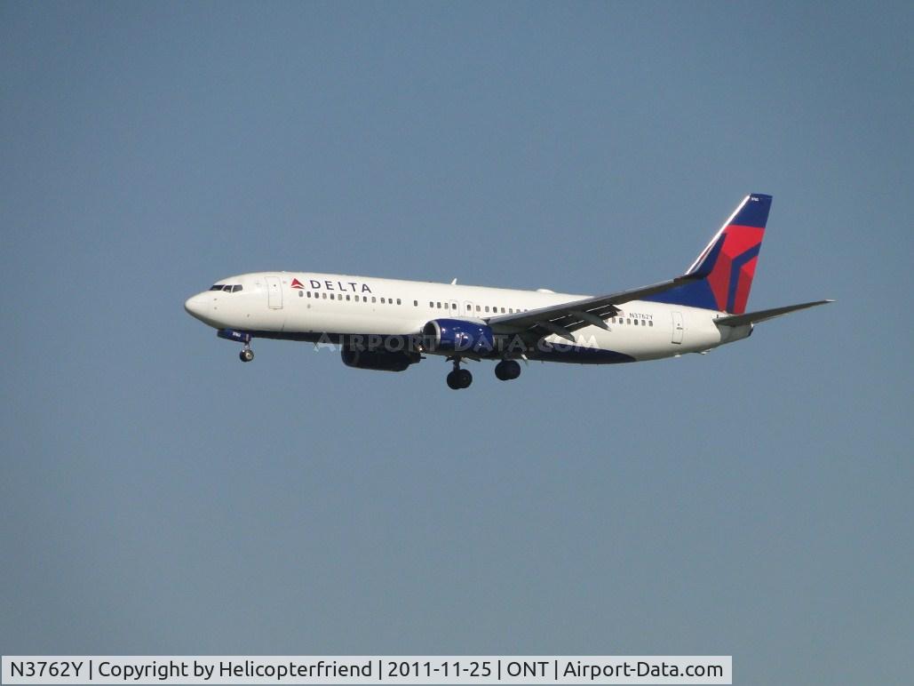 N3762Y, 2001 Boeing 737-832 C/N 30817, On final to runway 26R