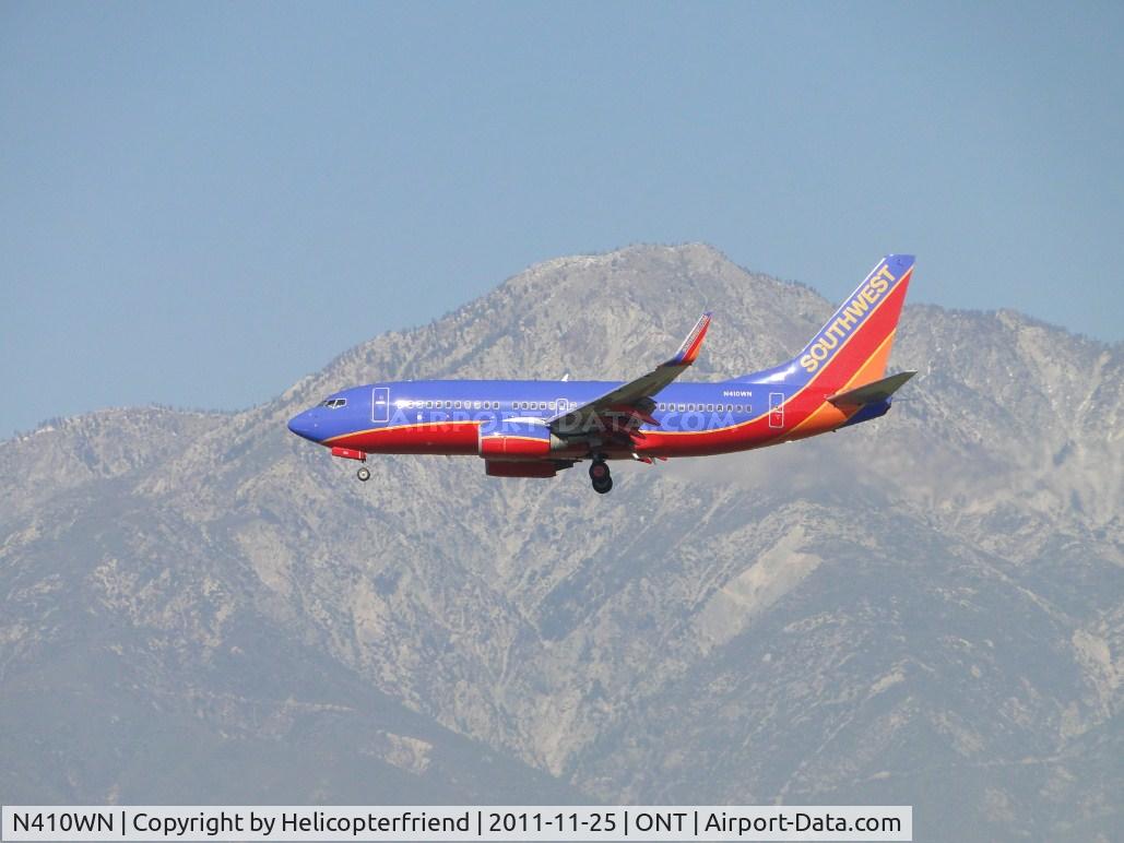 N410WN, 2001 Boeing 737-7H4 C/N 27897, On final to runway 26R