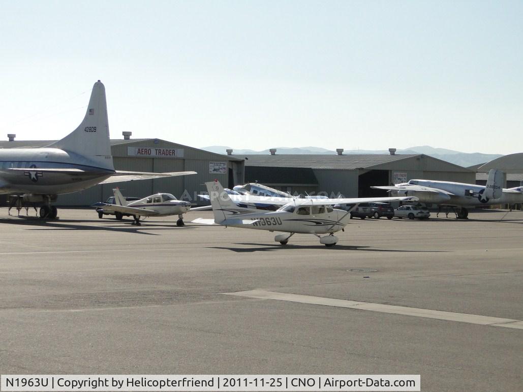 N1963U, 2005 Cessna 172S C/N 172S9936, Taxiing westbound