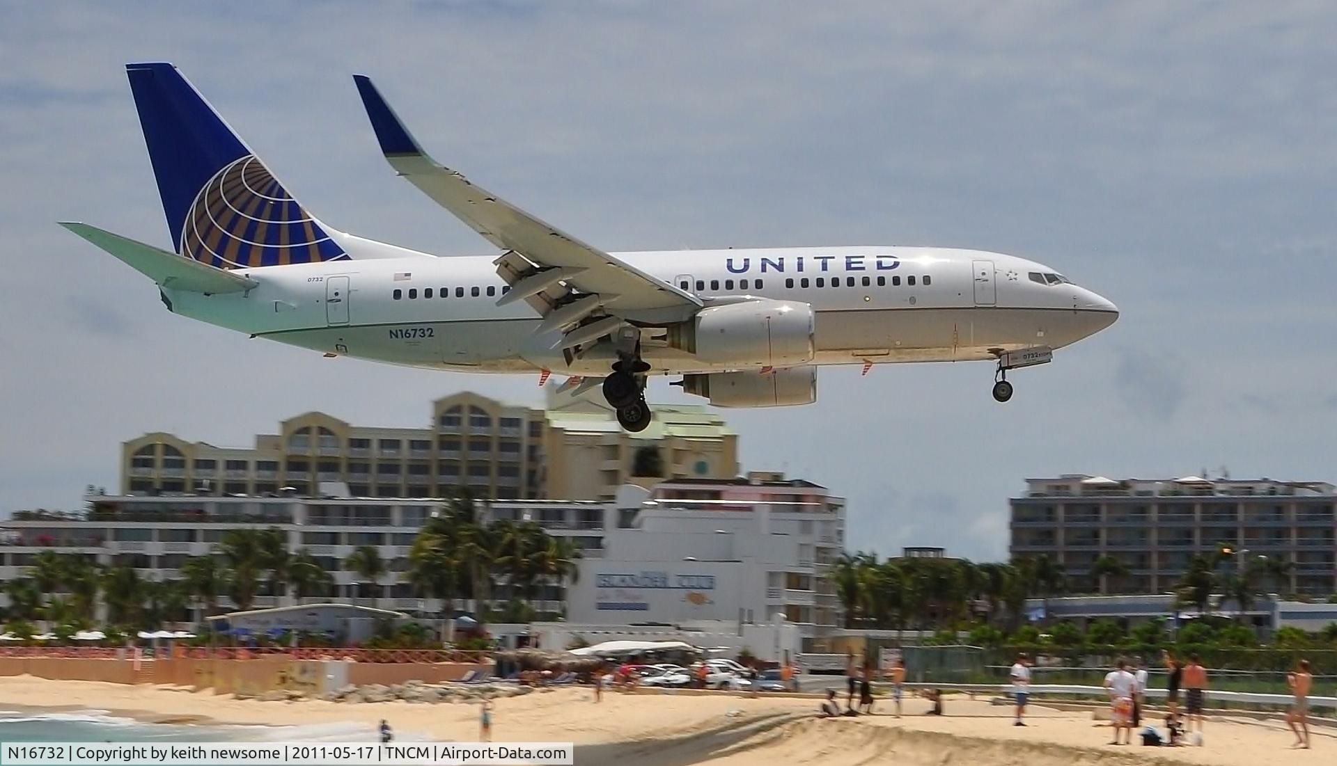 N16732, 1999 Boeing 737-724 C/N 28948, landing at St Maarten
