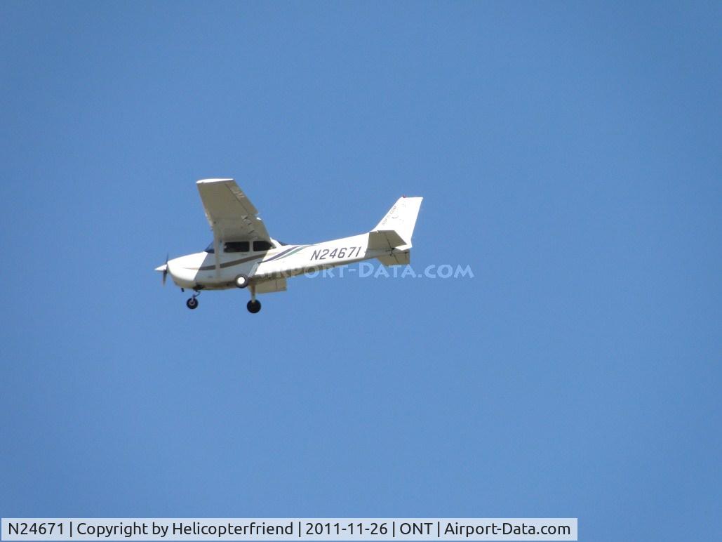 N24671, 2000 Cessna 172R C/N 17280925, High final to runway 26R