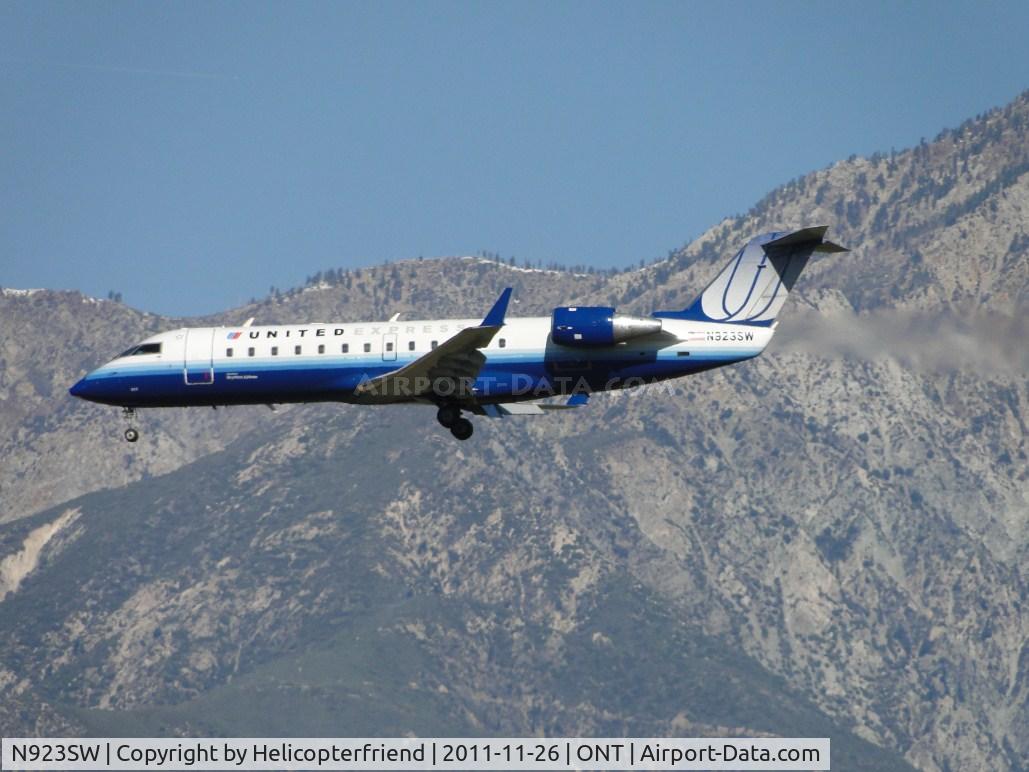 N923SW, 2002 Bombardier CRJ-200LR (CL-600-2B19) C/N 7664, On final for runway 26R
