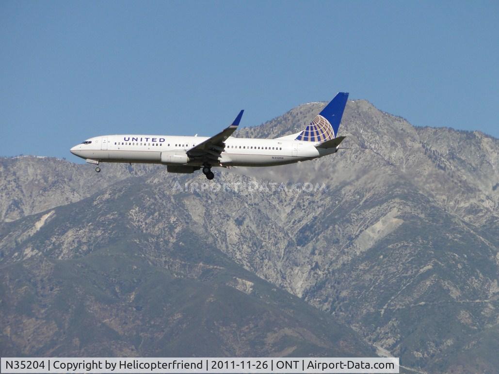 N35204, 2000 Boeing 737-824 C/N 30576, On final for runway 26R