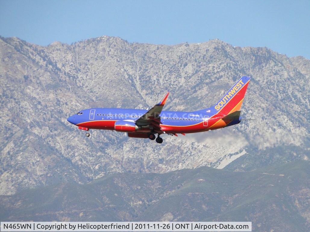 N465WN, 2004 Boeing 737-7H4 C/N 33829, On final for runway 26R