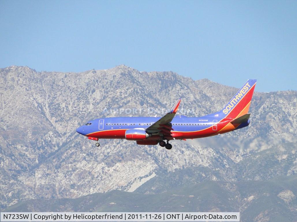 N723SW, 1999 Boeing 737-7H4 C/N 27855, On final for runway 26R