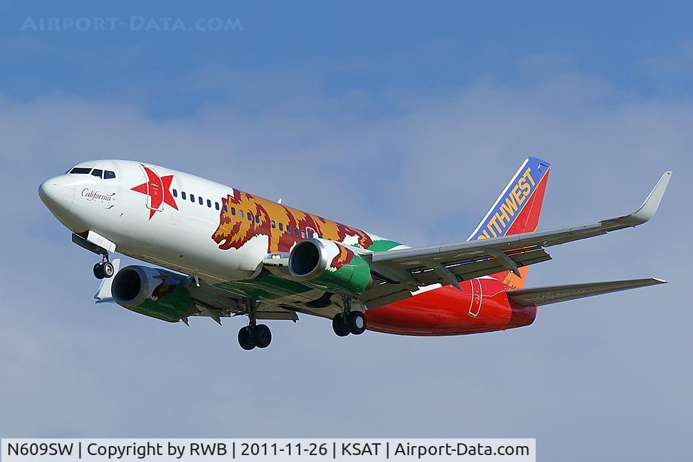 N609SW, 1995 Boeing 737-3H4 C/N 27929, Landing 30L