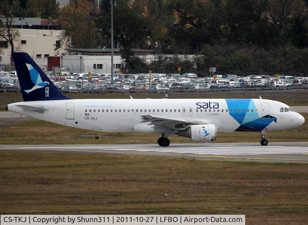 CS-TKJ, 1998 Airbus A320-212 C/N 795, Lining up rwy 14L for departure... new c/s
