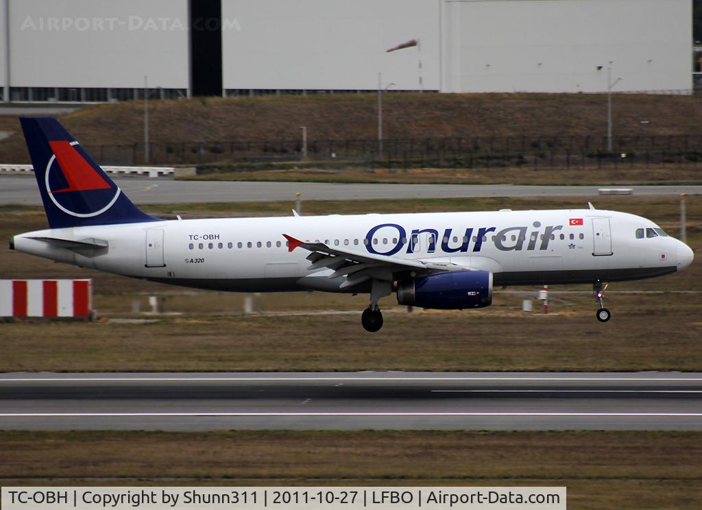 TC-OBH, 2001 Airbus A320-233 C/N 1482, Landing rwy 14R