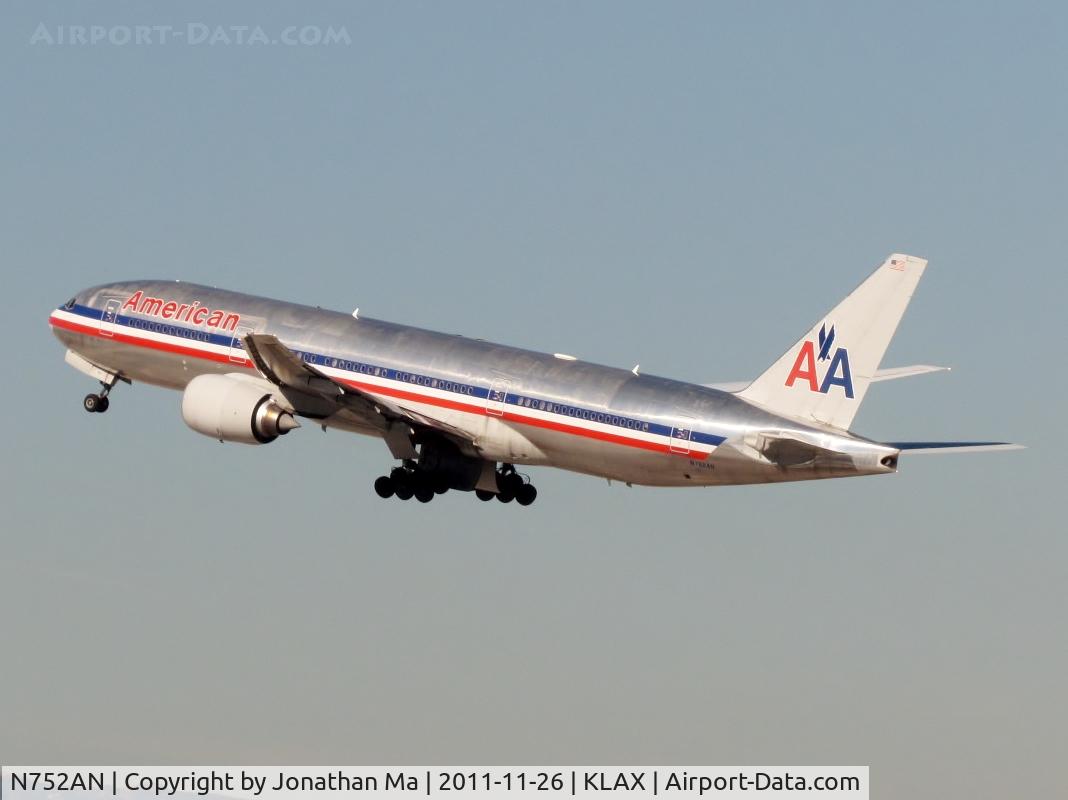 N752AN, 2001 Boeing 777-223 C/N 30260, N752AN rockets out of LAX