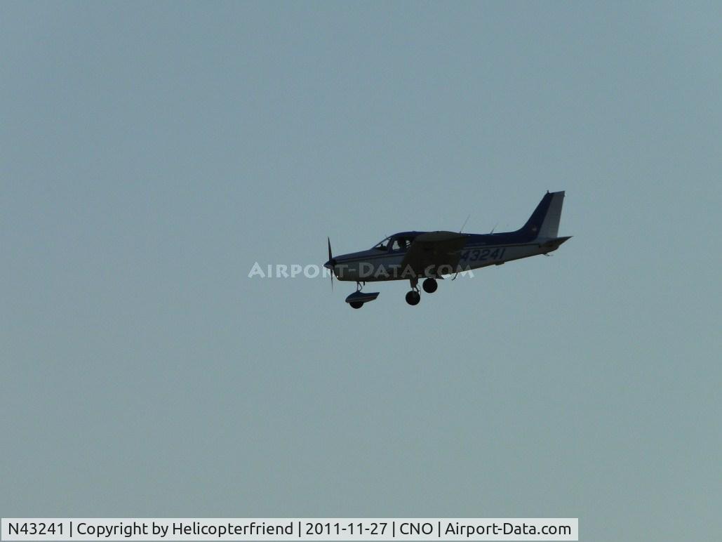 N43241, 1974 Piper PA-28-140 C/N 28-7425349, Landing in the afternoon, gusty day on runway 8L