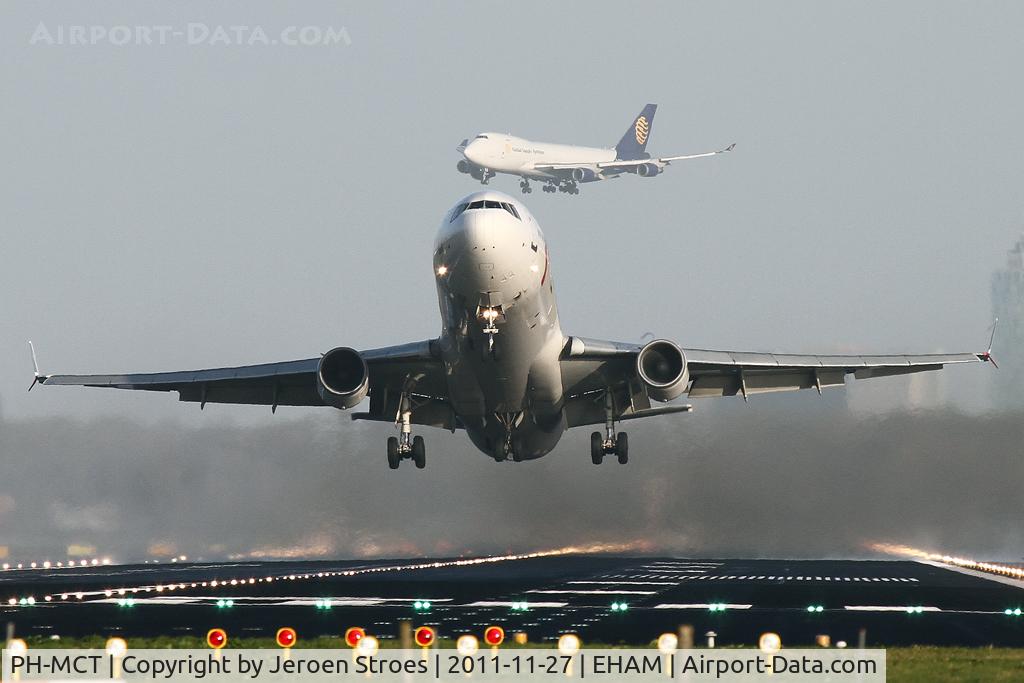 PH-MCT, 1995 McDonnell Douglas MD-11F C/N 48629, busy airfield