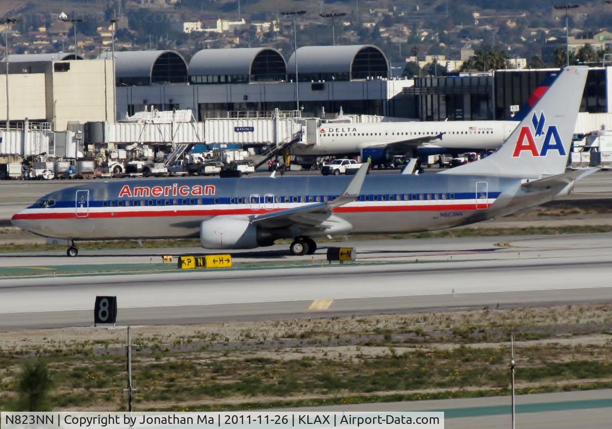 N823NN, 2010 Boeing 737-823 C/N 29560, Exiting runway 25L