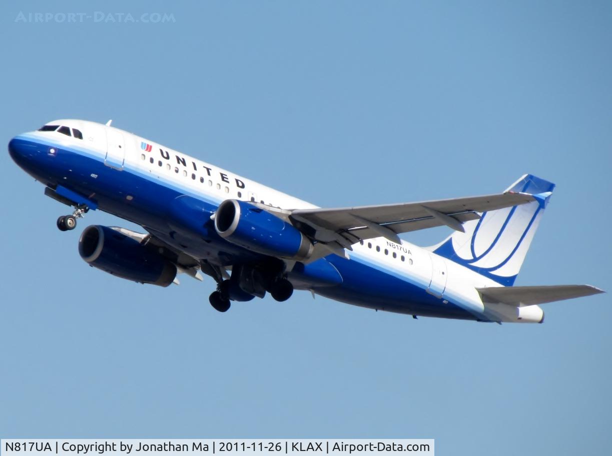 N817UA, 1998 Airbus A319-131 C/N 873, United A319 soars off into the sky