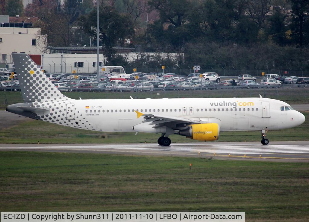 EC-IZD, 2004 Airbus A320-214 C/N 2207, Lining up rwy 14L for departure...