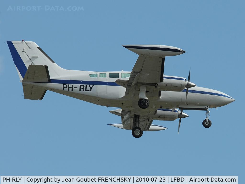 PH-RLY, 1977 Cessna 402B Businessliner C/N 402B1231, landing 23