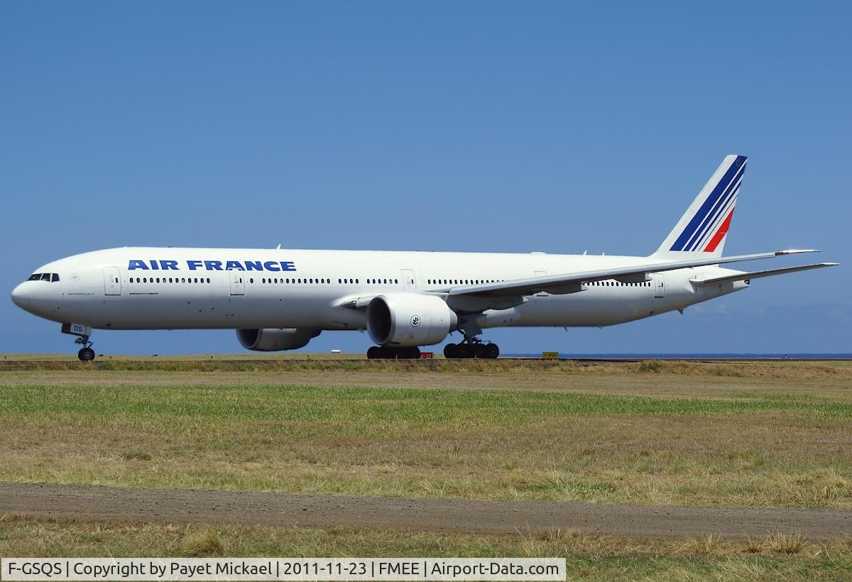 F-GSQS, 2007 Boeing 777-328/ER C/N 32962, Just vacated the runway