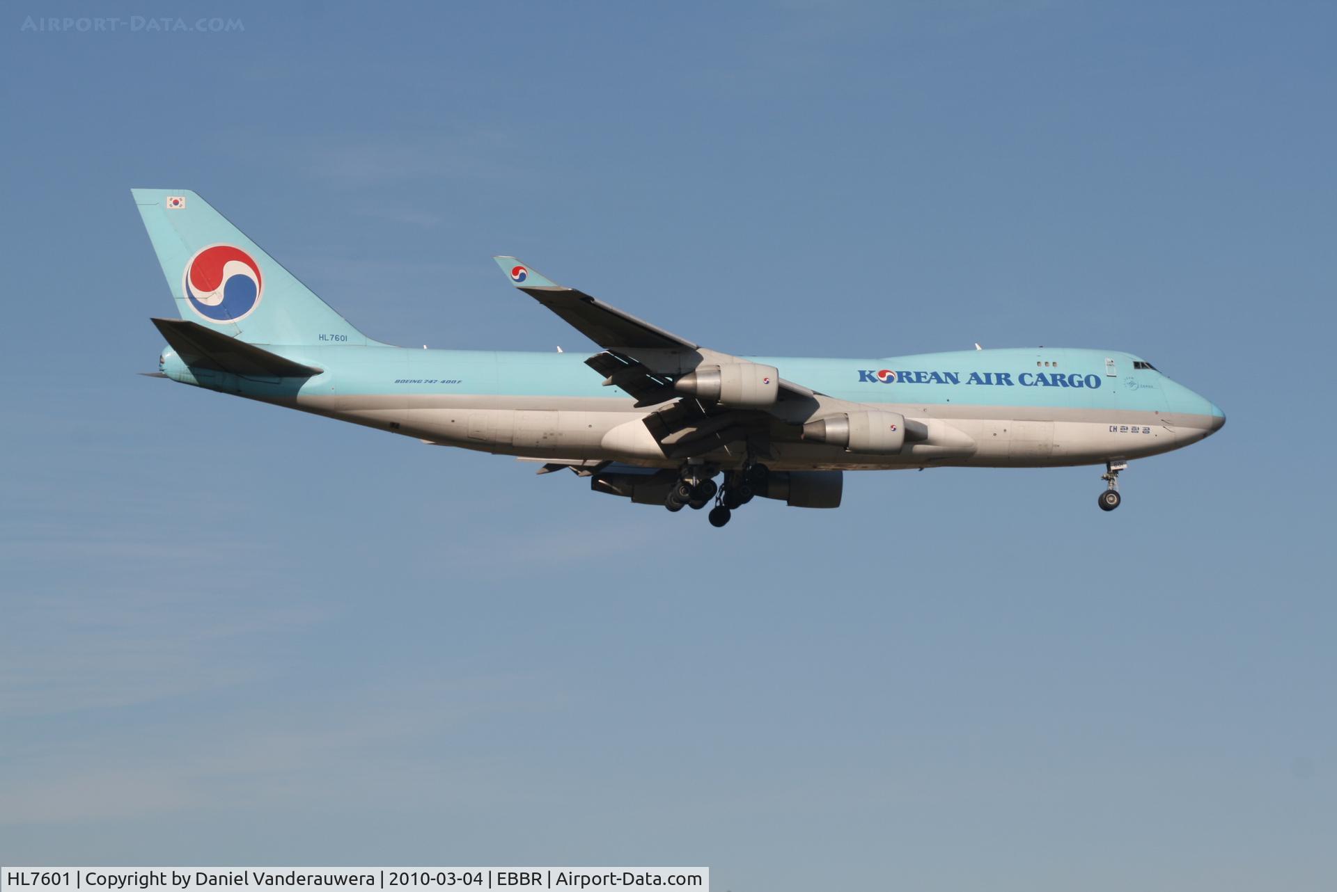 HL7601, 2004 Boeing 747-4B5F/SCD C/N 33949, Arrival of flight KE9527 to RWY 02