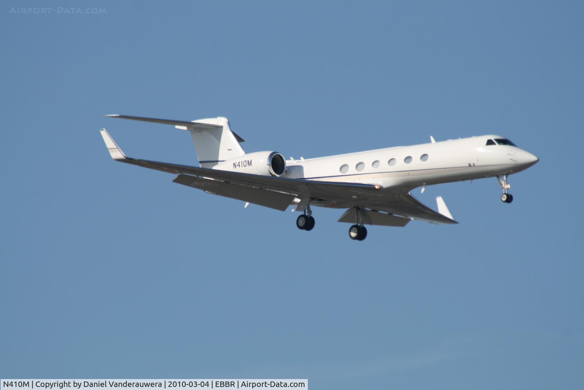 N410M, 1999 Gulfstream Aerospace G-V C/N 575, Arrival to RWY 02
