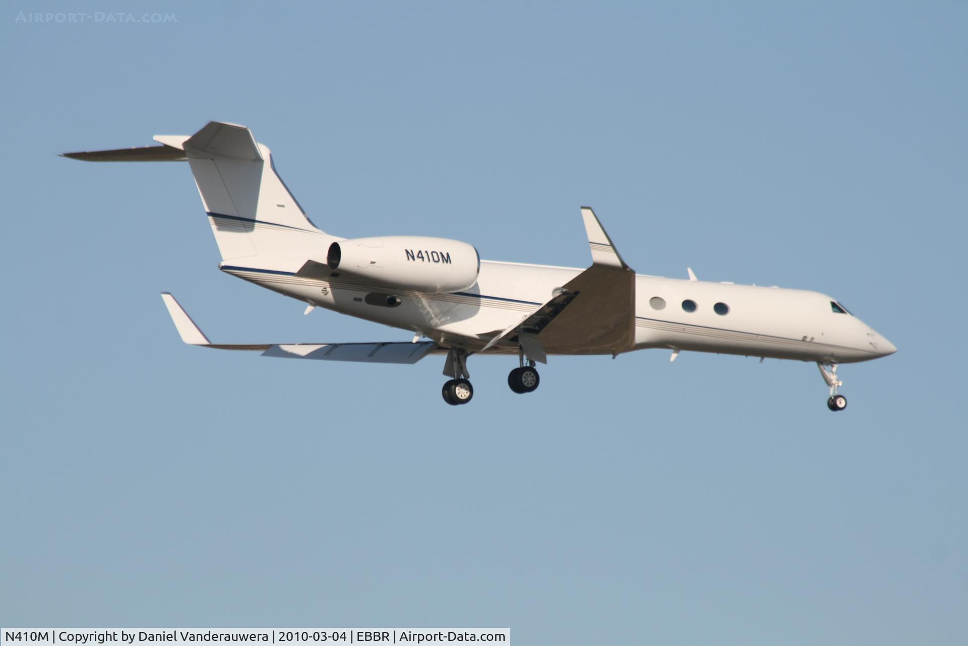 N410M, 1999 Gulfstream Aerospace G-V C/N 575, Descending to RWY 02