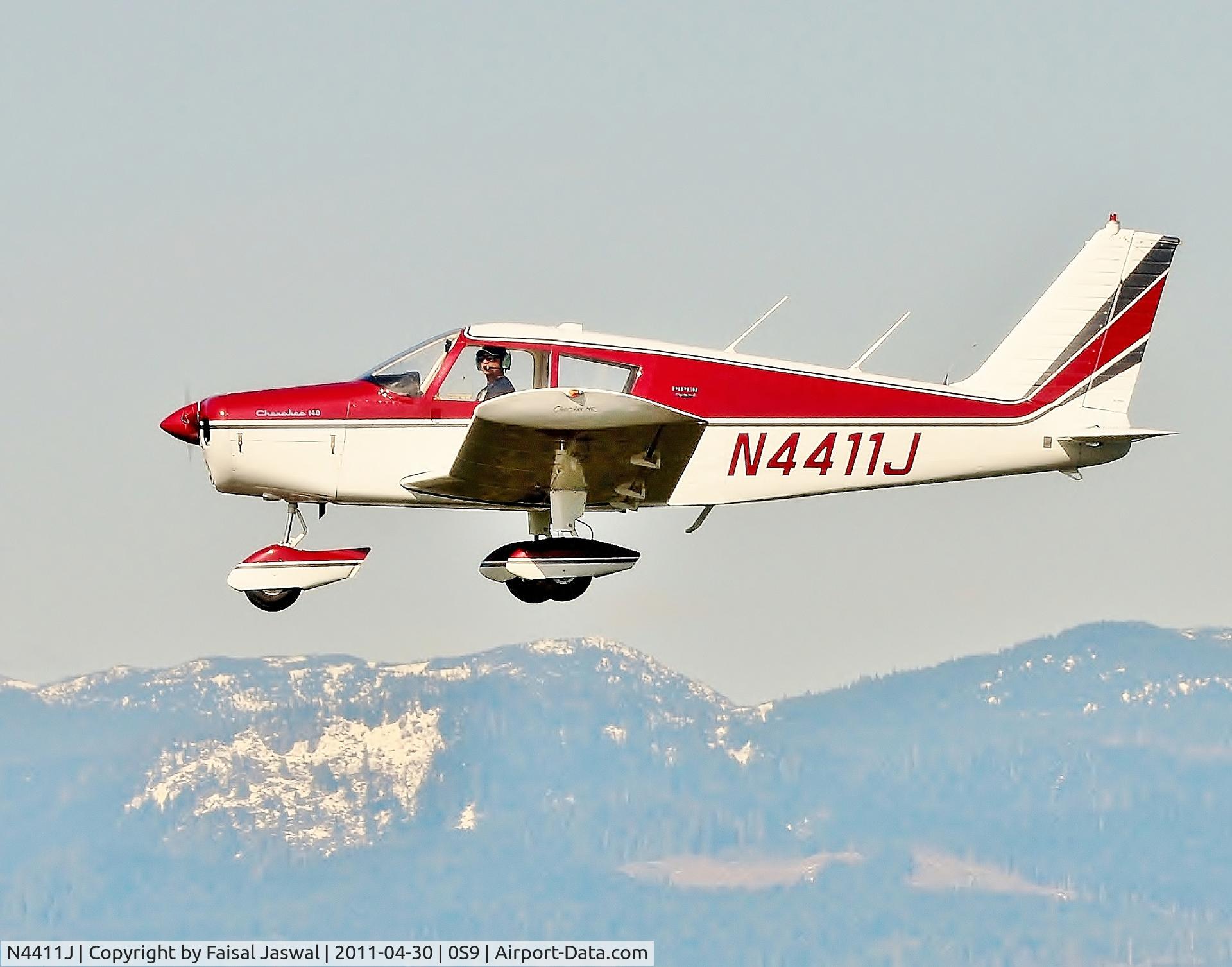 N4411J, 1967 Piper PA-28-140 Cherokee C/N 28-22806, Flying over the Pacific North West.