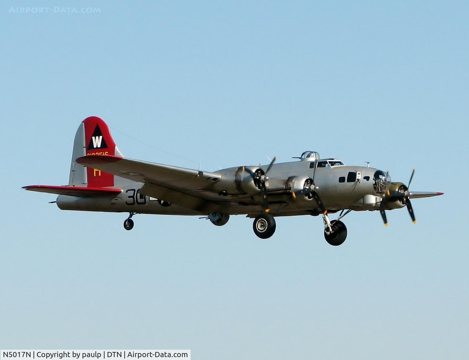 N5017N, 1944 Lockheed/Vega (Boeing) B-17G-105-VE Flying Fortress C/N 8649, Landing at Downtown Shreveport.