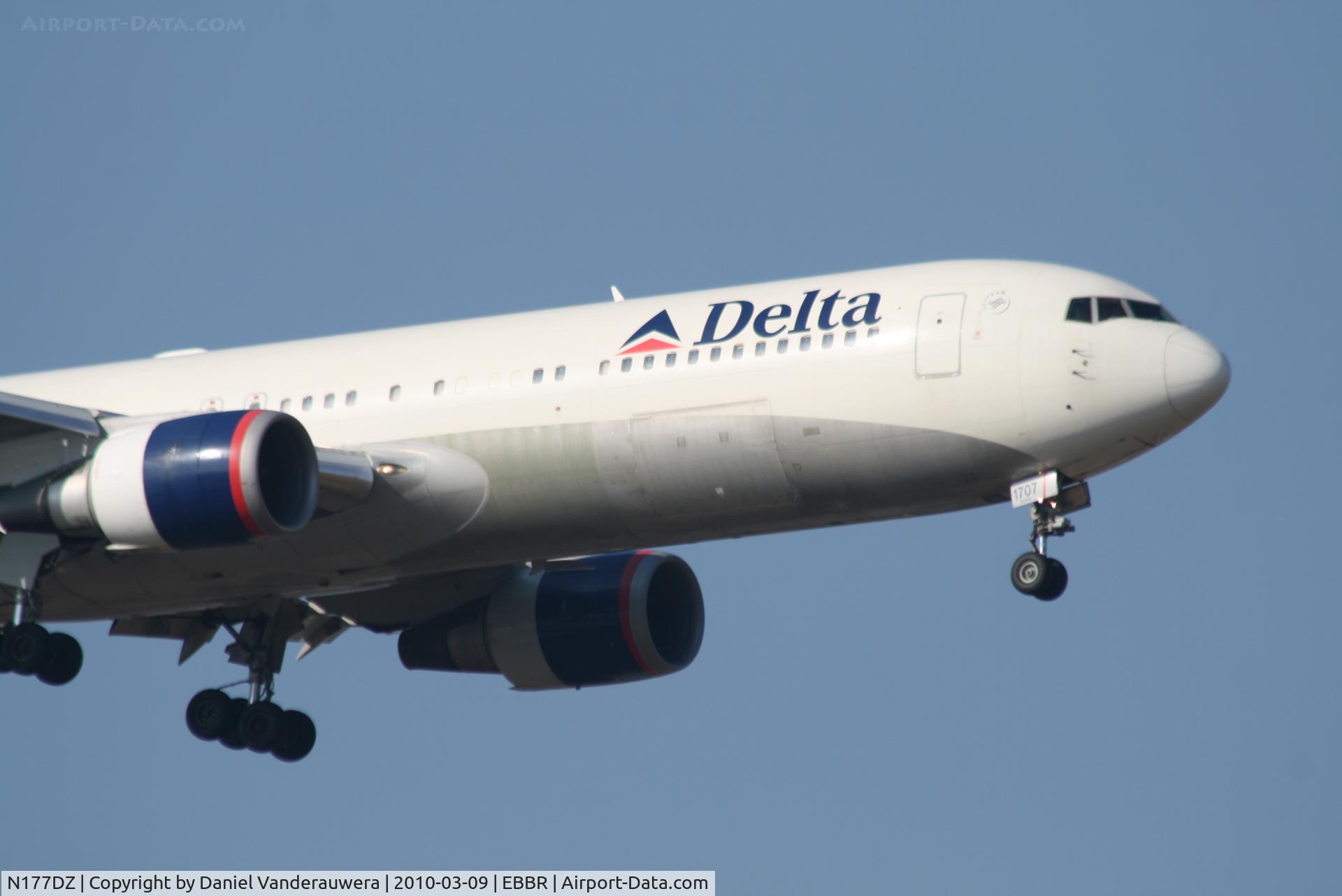 N177DZ, 1999 Boeing 767-332 C/N 29698, Arrival to RWY 02