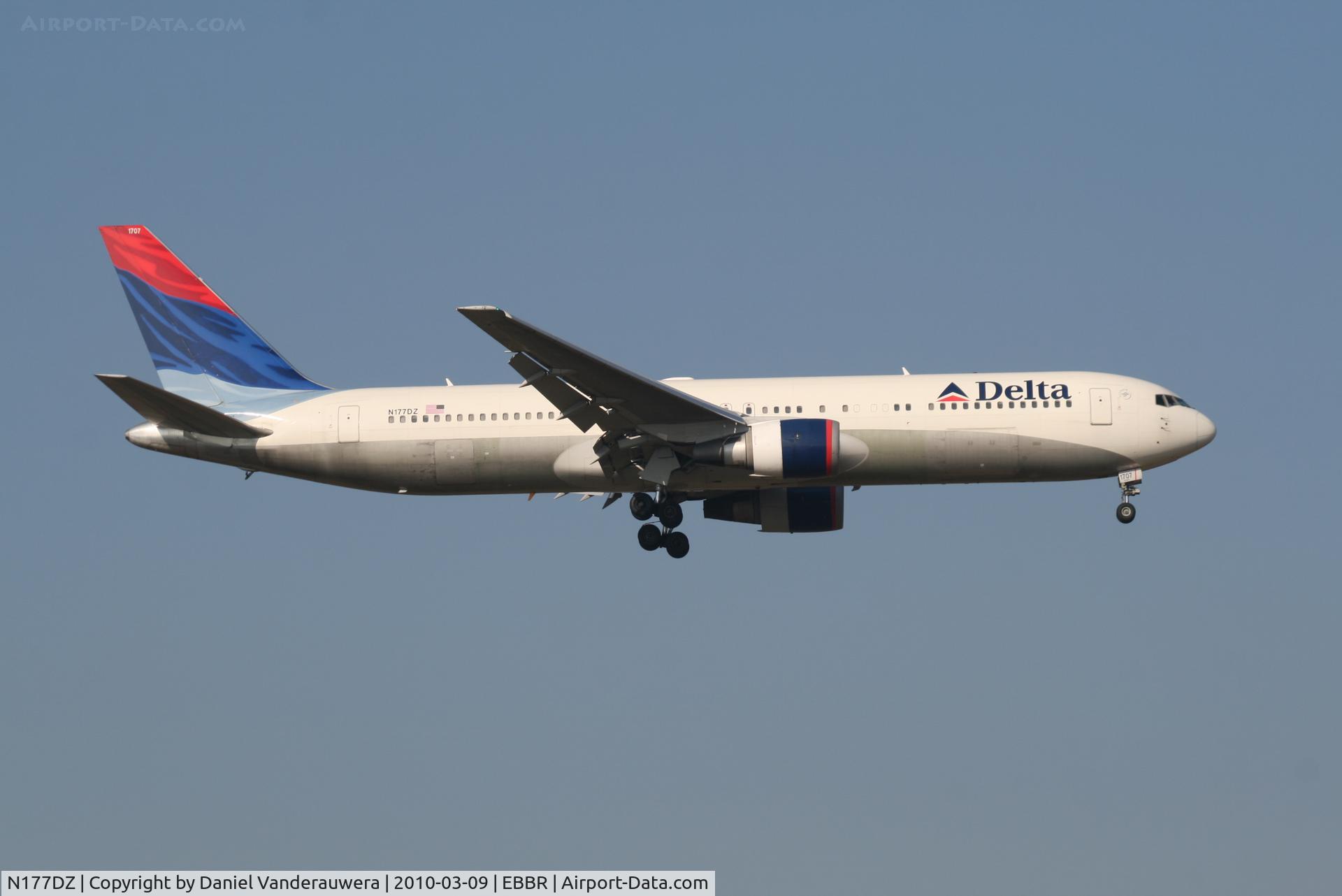 N177DZ, 1999 Boeing 767-332 C/N 29698, Flight DL140 is descending to RWY 02