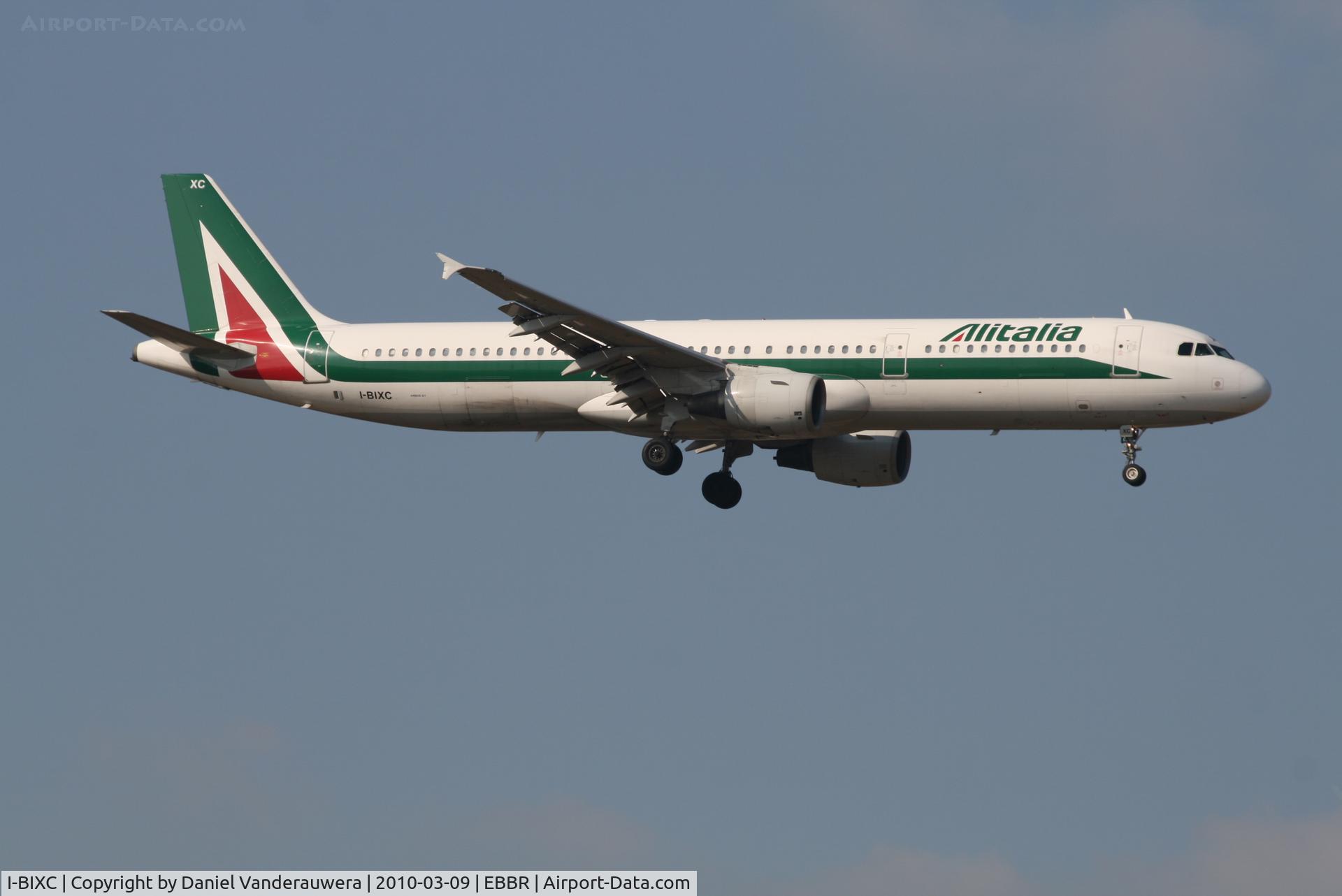 I-BIXC, 1995 Airbus A321-112 C/N 526, Arrival of flight AZ156 to RWY 02