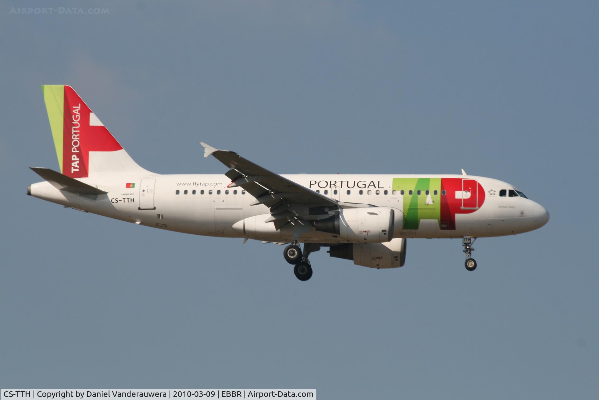 CS-TTH, 1998 Airbus A319-111 C/N 917, Flight TP604 is descending to RWY 02