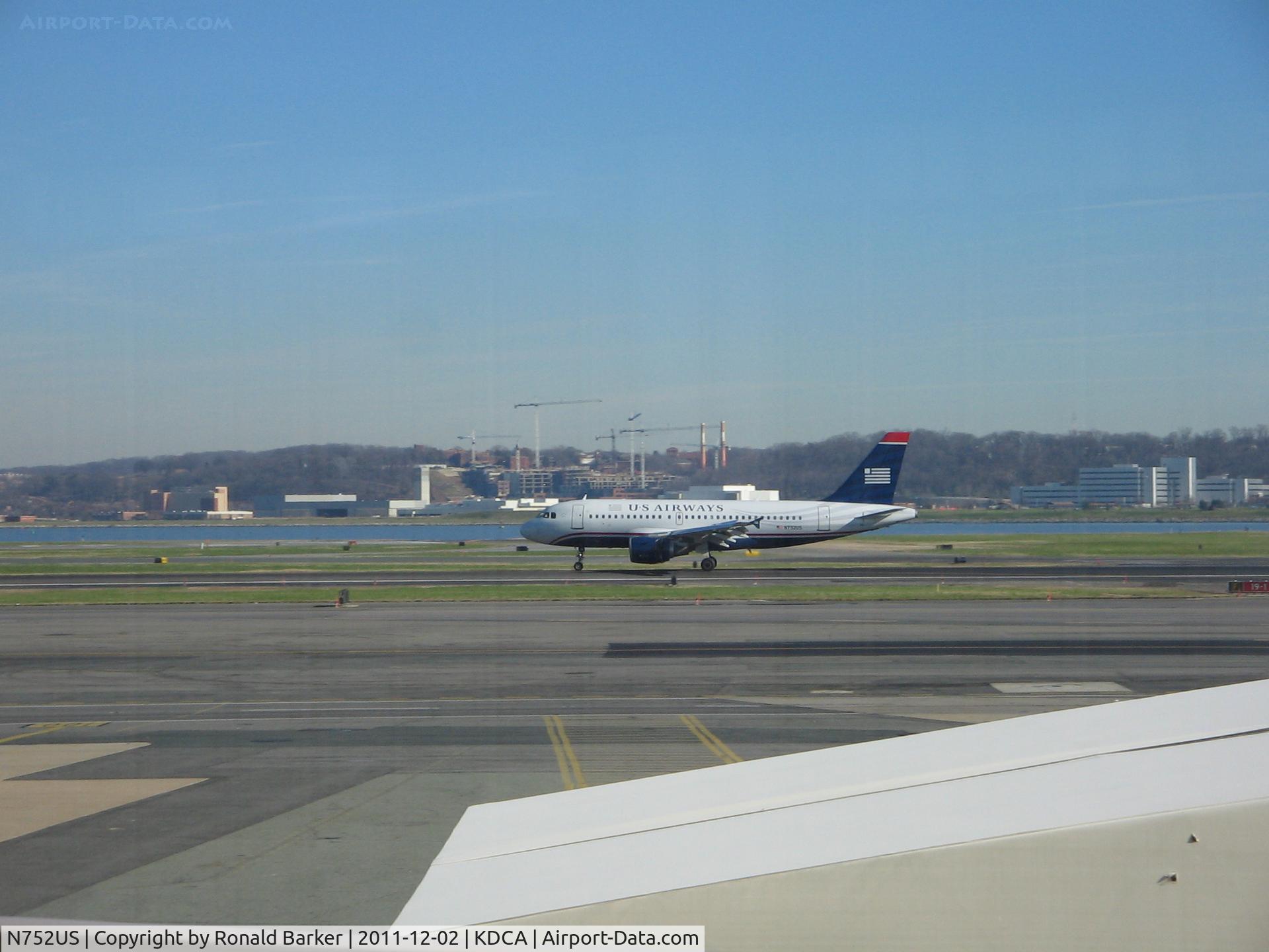 N752US, 2000 Airbus A319-112 C/N 1319, Departing National