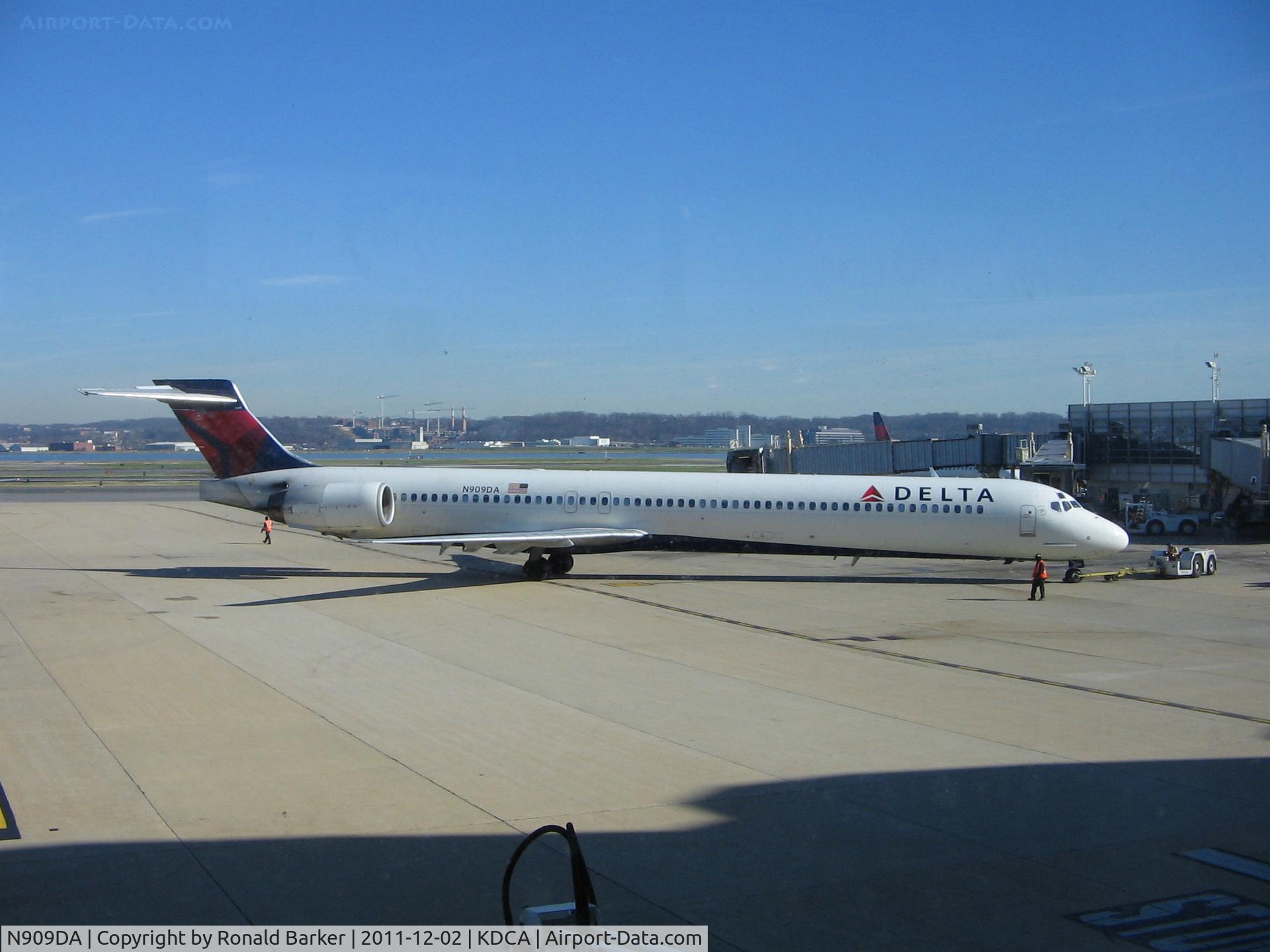 N909DA, 1995 McDonnell Douglas MD-90-30 C/N 53389, DCA, VA
