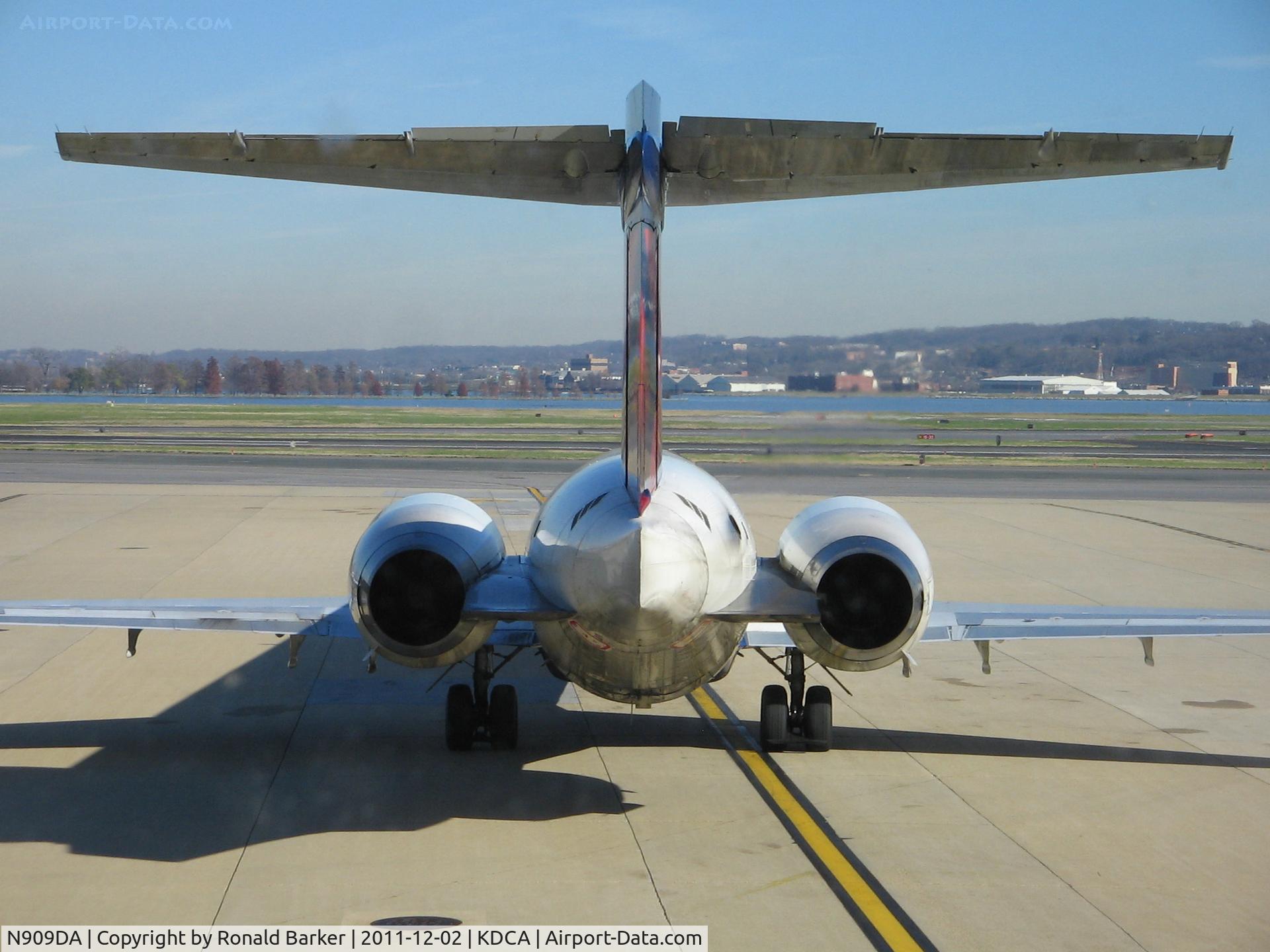 N909DA, 1995 McDonnell Douglas MD-90-30 C/N 53389, DCA, VA