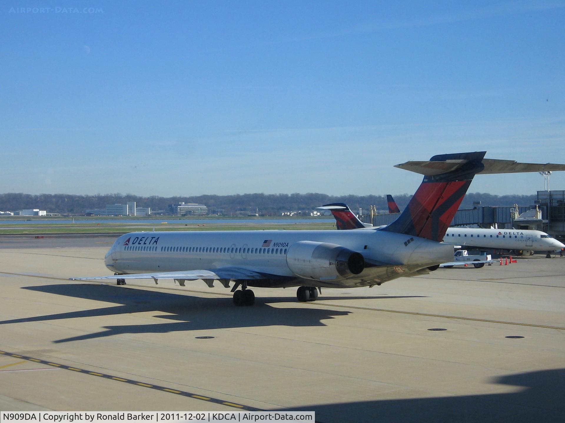 N909DA, 1995 McDonnell Douglas MD-90-30 C/N 53389, DCA, VA