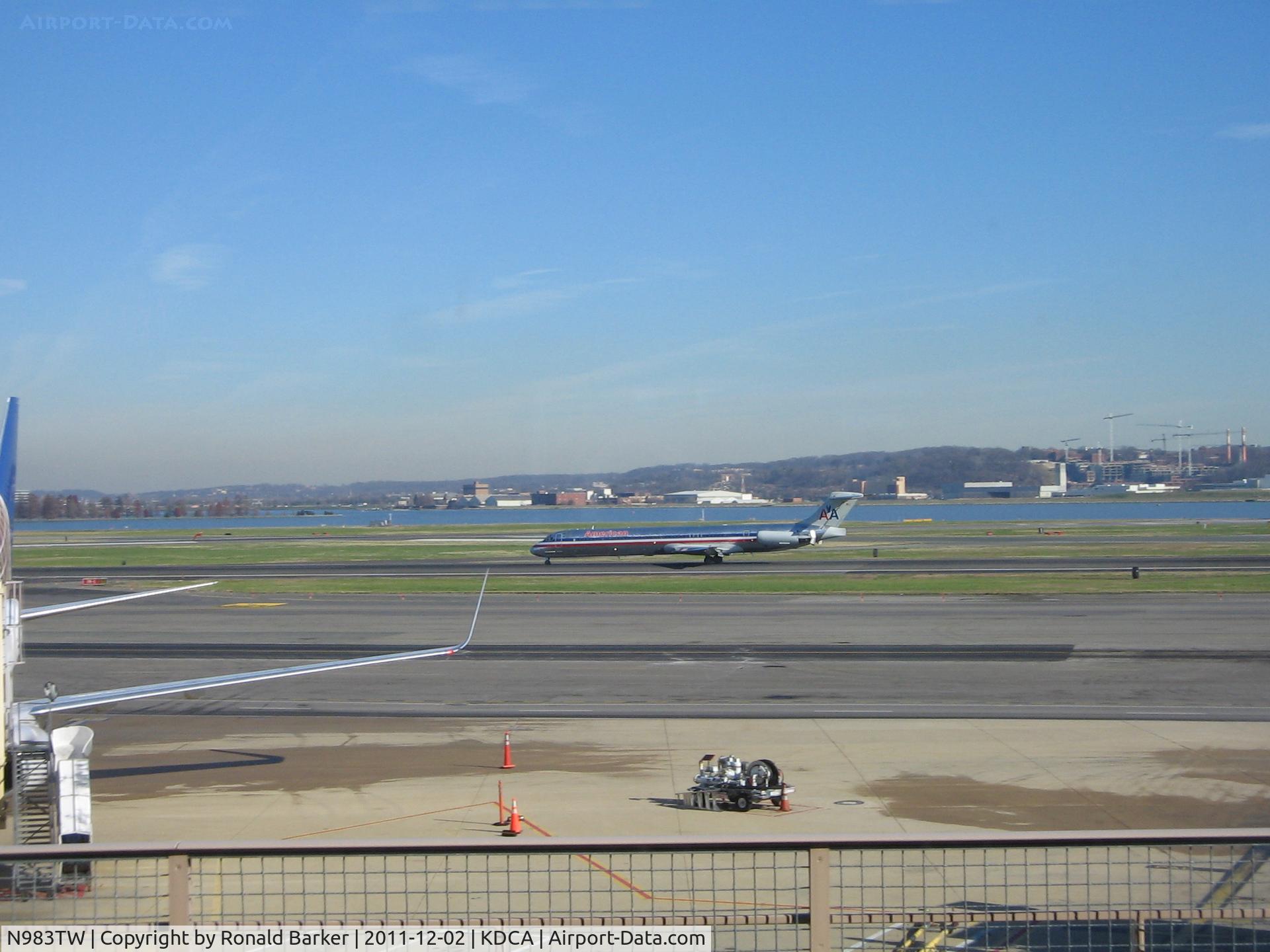 N983TW, 1999 McDonnell Douglas MD-83 (DC-9-83) C/N 53633, Arriving National