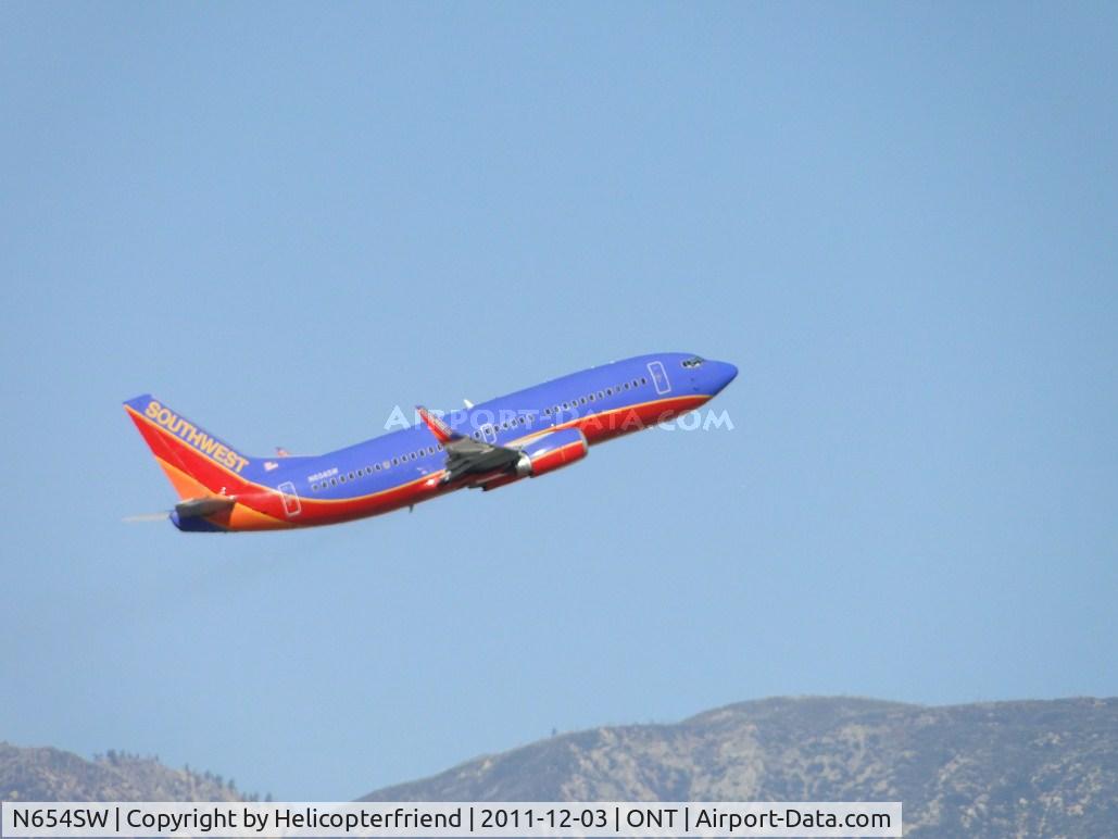 N654SW, 1997 Boeing 737-3H4 C/N 28399, Taking off from runway 8L