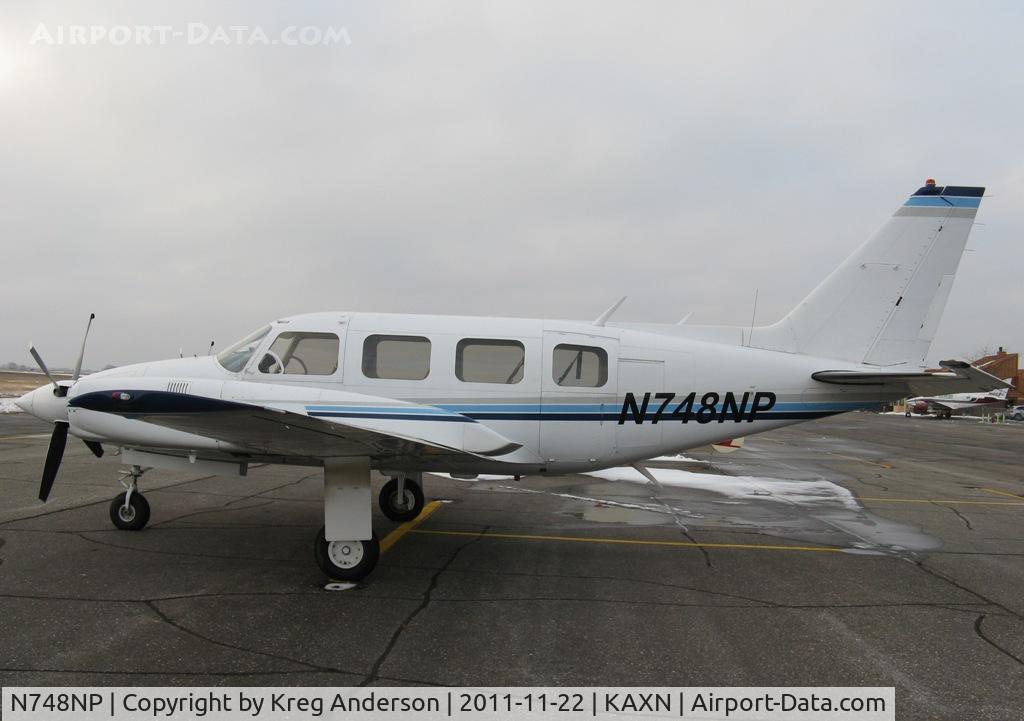 N748NP, Piper PA-31-310 Navajo C/N 31474, Piper PA-31-310 Navajo on the line.