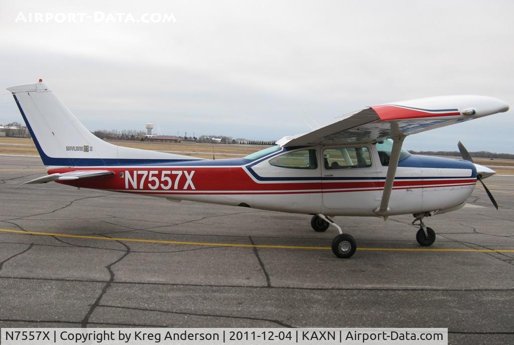 N7557X, 1977 Cessna R182 Skylane RG C/N R18200099, Cessna R182 Skylane at the fuel pumps.