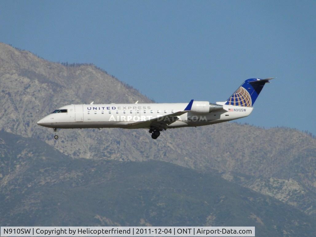 N910SW, 2001 Bombardier CRJ-200LR (CL-600-2B19) C/N 7566, On final for runway 26R