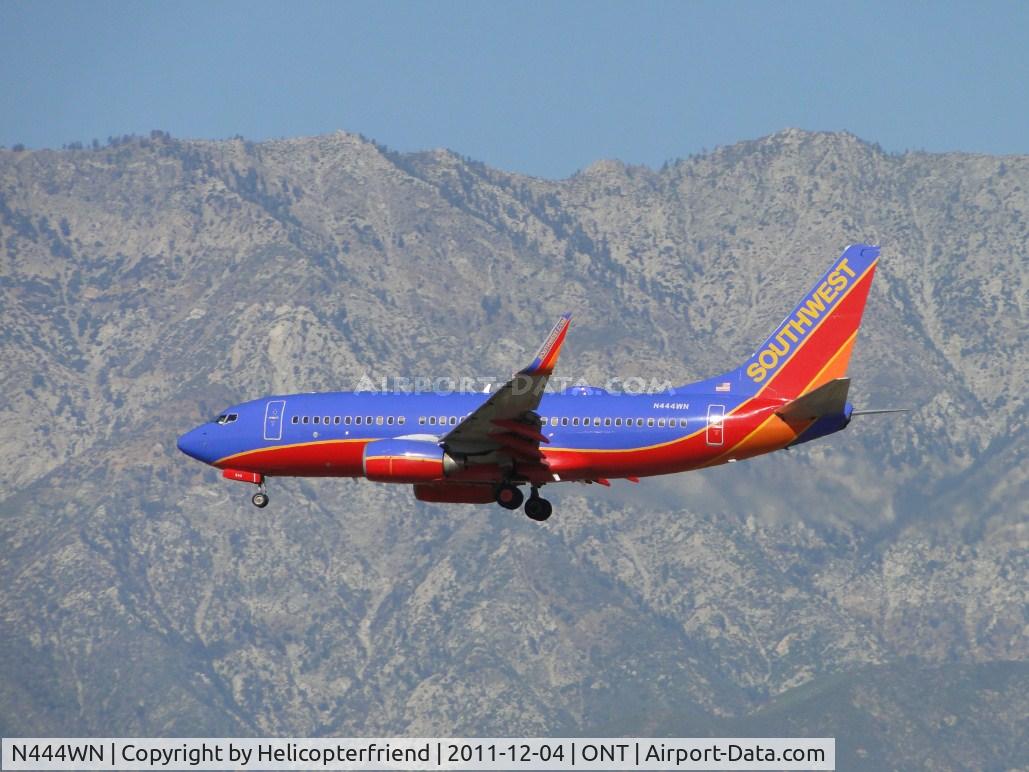 N444WN, 2003 Boeing 737-7H4 C/N 29839, On Final for runway 26R