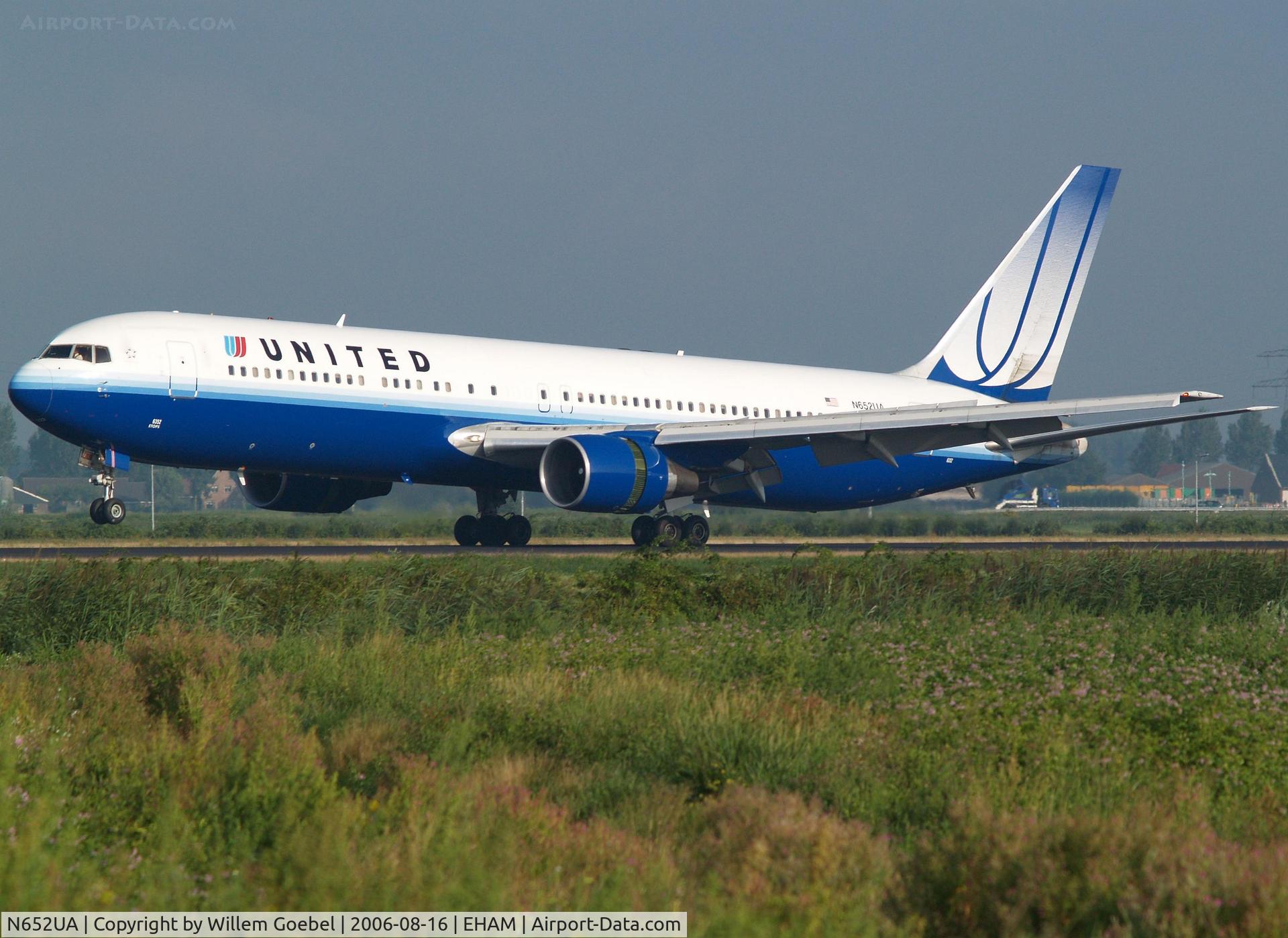 N652UA, 1992 Boeing 767-322 C/N 25390, Landing on runway 18R of Schiphol Airport