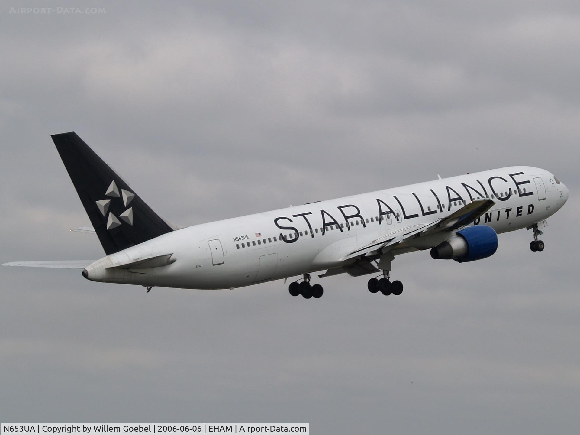 N653UA, 1992 Boeing 767-322 C/N 25391, Take off from runway 36L of Schiphol Airport