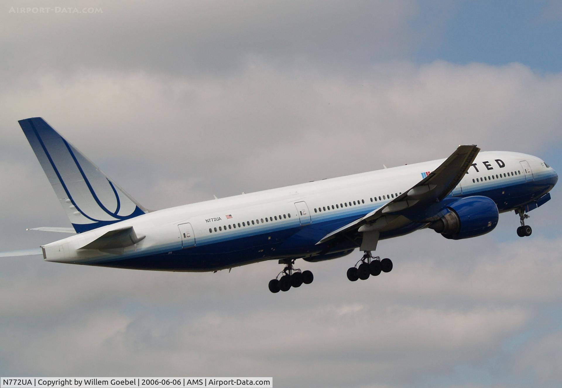 N772UA, 1995 Boeing 777-222 C/N 26930, Take off from runway 36L of Schiphol Airport
