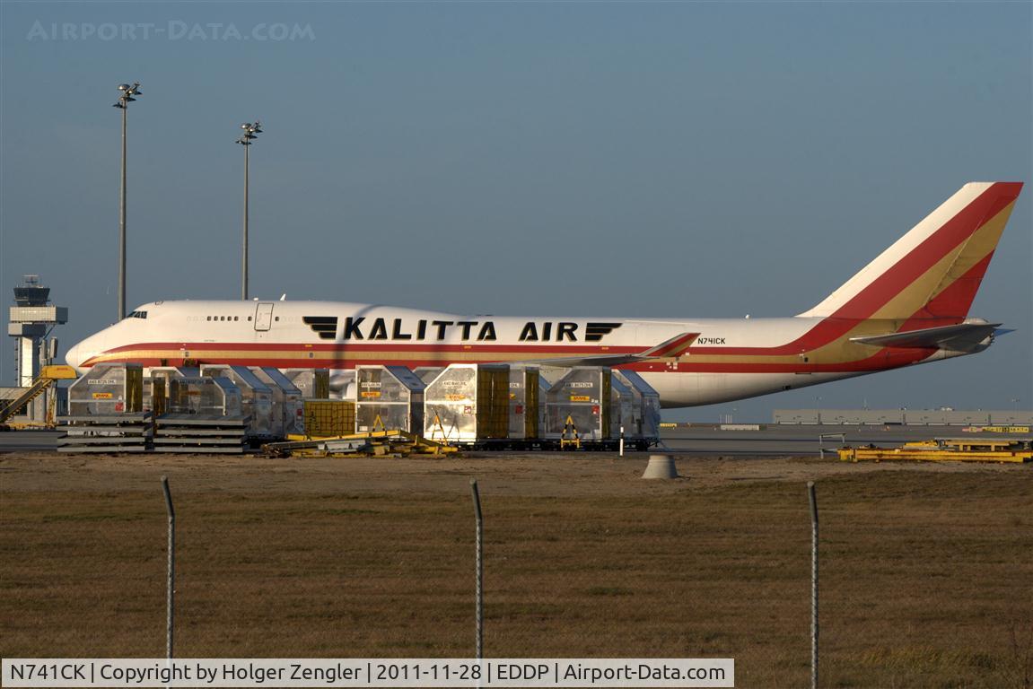 N741CK, 1989 Boeing 747-4H6 C/N 24315, Opposite her sister this Conny expects new freight.