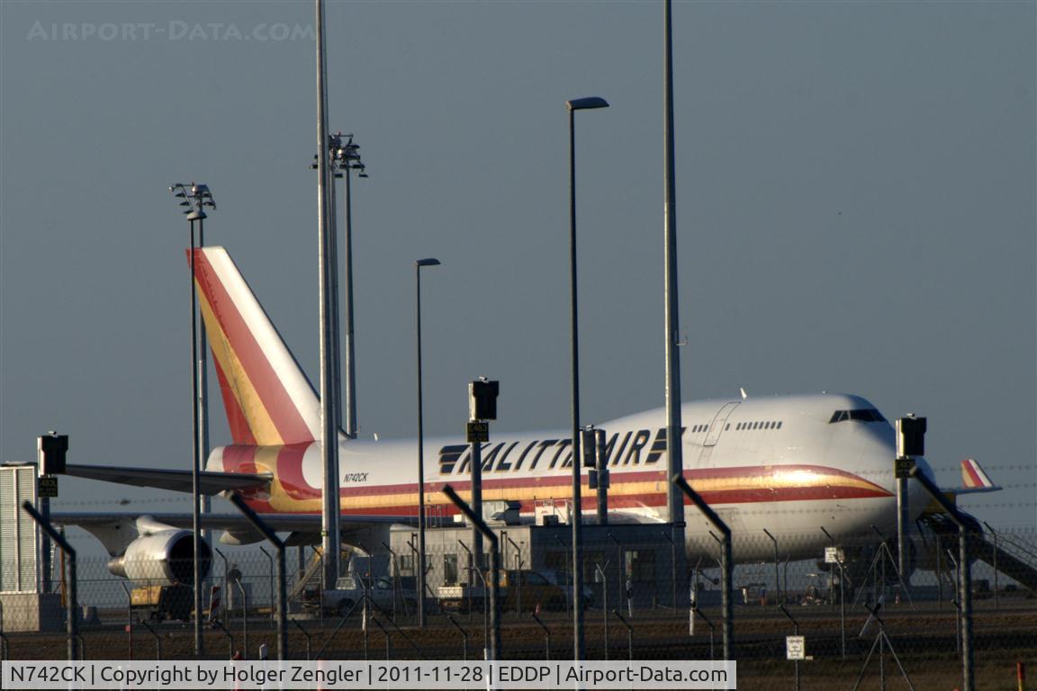 N742CK, 1990 Boeing 747-446 C/N 24424, Seems there is an aircraft behind all the mast......